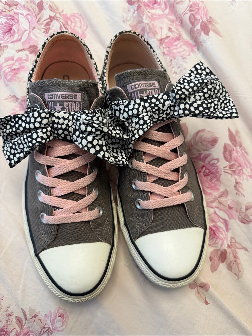 Converse Low Top Sneakers in Gray with Pink Laces Size 8